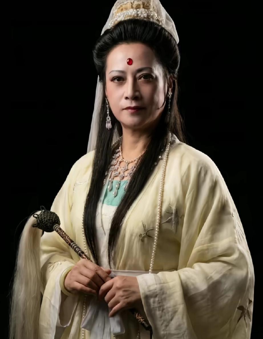 王菲春晚造型一出来，很多人都惊了。那眉毛像古佛，耳坠似净瓶水滴，一股子“妙音天