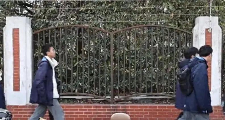 “离了个大谱！”近日，江苏淮安，一17岁女生多次表白同班男生，被拒绝后还以为对方