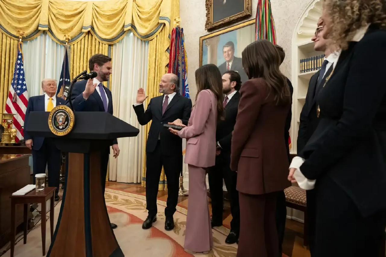 完了，美国人要自给自足，自力更生了。美国商务部长霍华德·卢特尼克：全世界都在抢