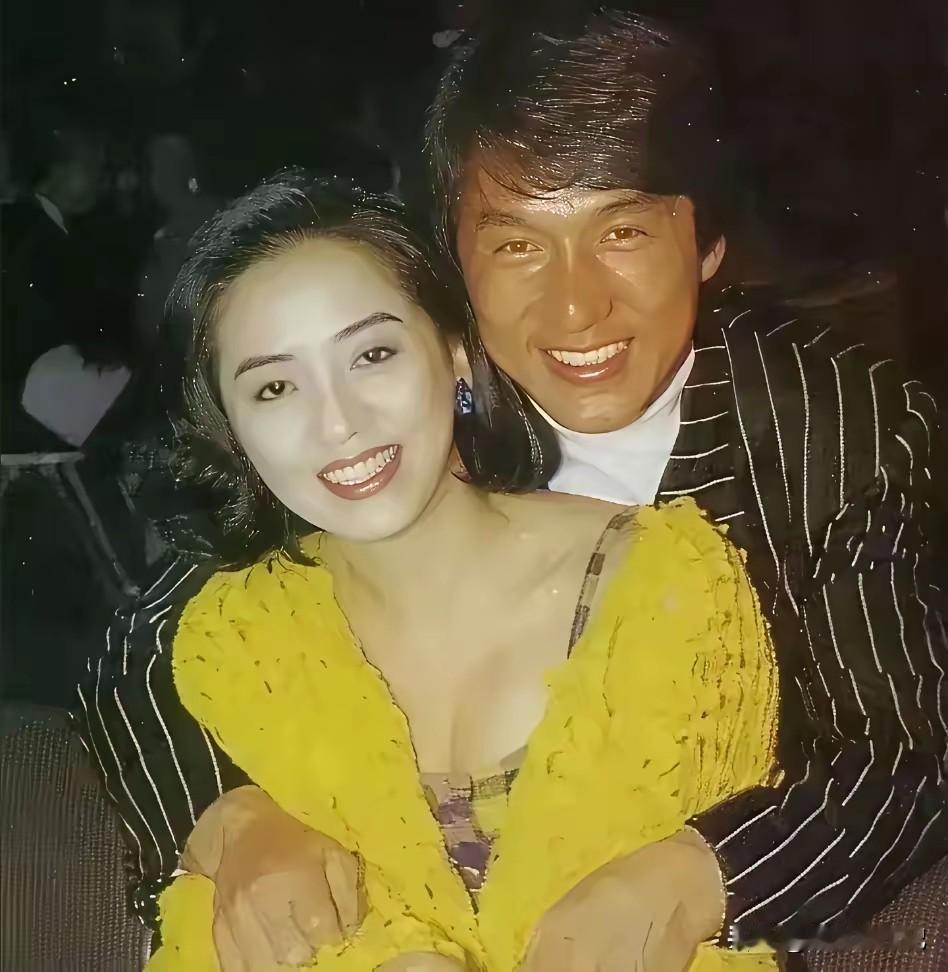 成龙和谁啊，感觉这个女的长的挺漂亮的。