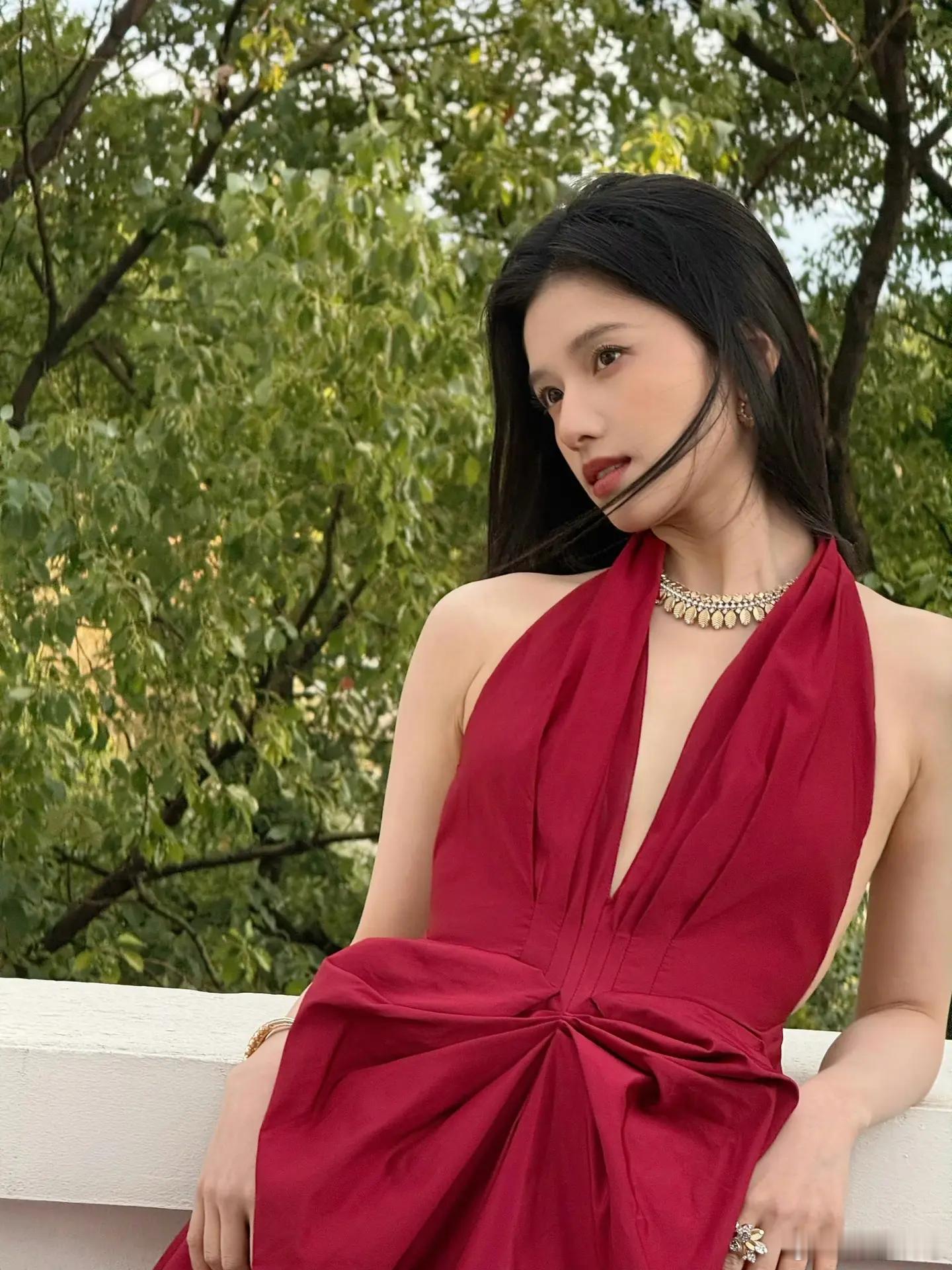 张婧仪红裙CCD张婧仪红裙美得好惊艳红裙一穿，氛围感直接拉满💃张婧仪红裙造