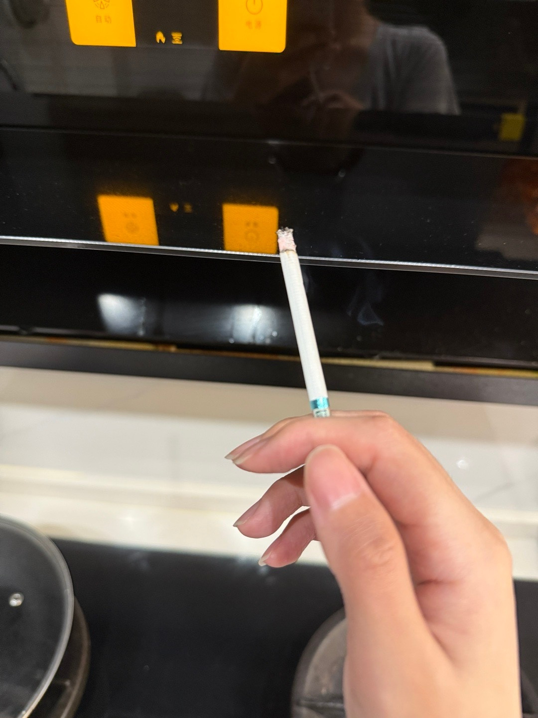 在我朋友家抽烟得在油烟机这里抽​​​