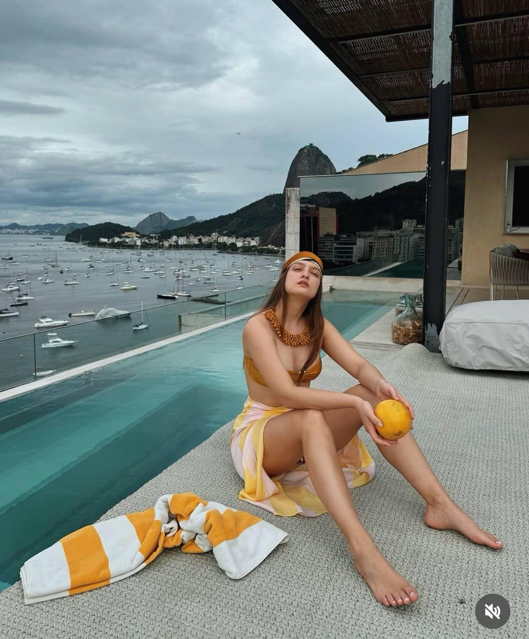 俄罗斯模特出现在爱泼斯坦文件中：但是她听父母的话没有去！一位名叫赖莎（Raisa