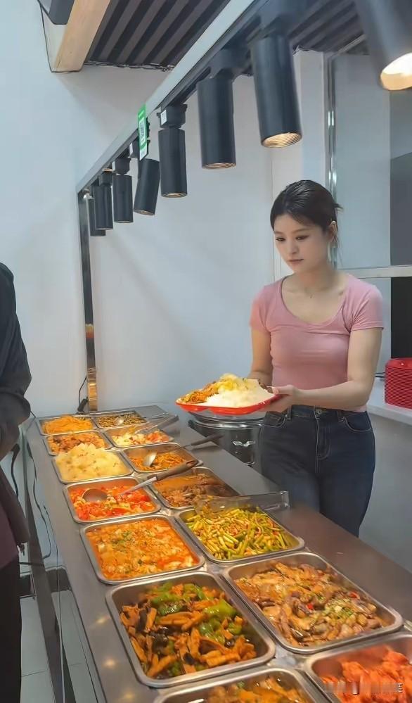 现在的餐饮店确实难干，广东的一个妹子开了一家13元快餐店，本来不打算开通外卖，只