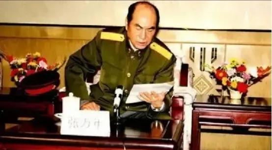 1997年香港回归之际，军委确定一位副主席参加香港回归典礼。张万年看到推荐名单写