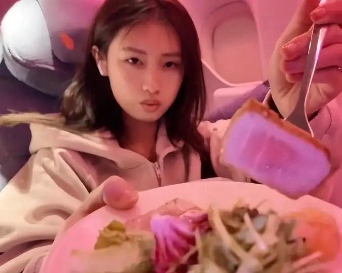 徐帆太疼女儿了，徐朵回美国上学，她背着双肩包全程陪孩子，养女比亲闺女还受宠。徐朵