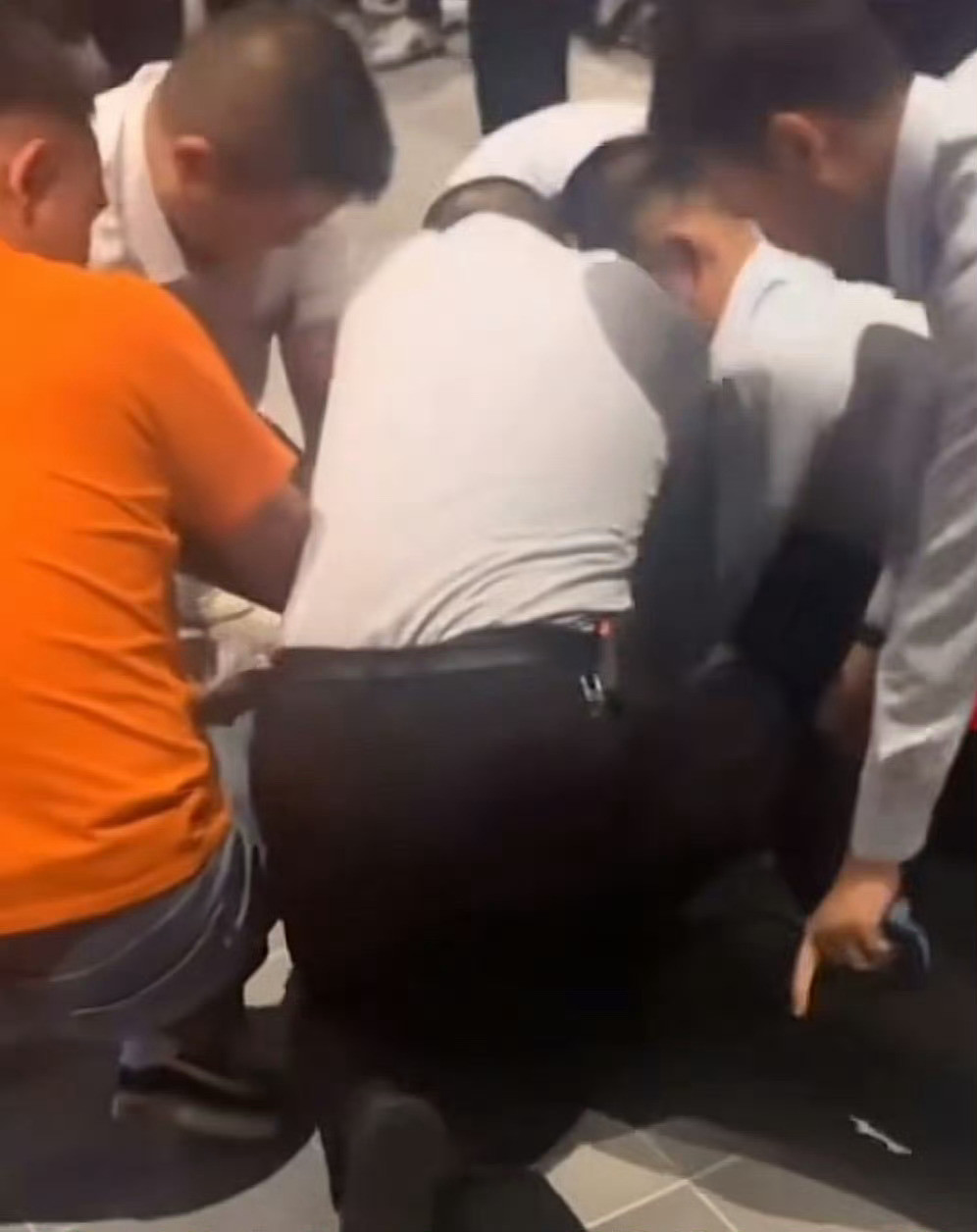 许昌胖东来生活广场突发伤人事件退伍保安10秒控场，这波操作太顶了！刚刷着胖东来伤