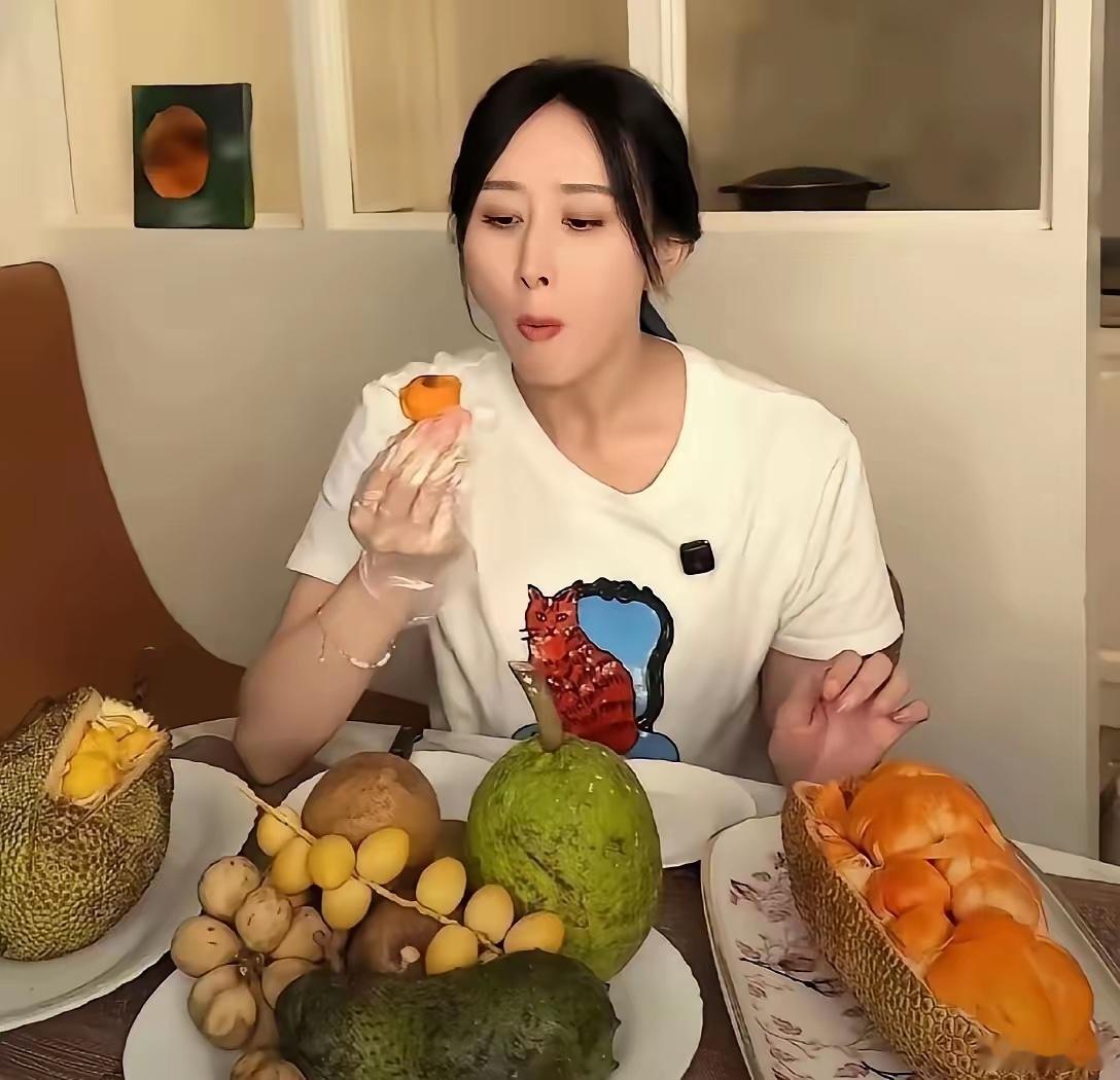 看了胡静在马来西亚晒的那桌水果，除了菠萝蜜，其他好多咱都没见过，真是开了眼界了。