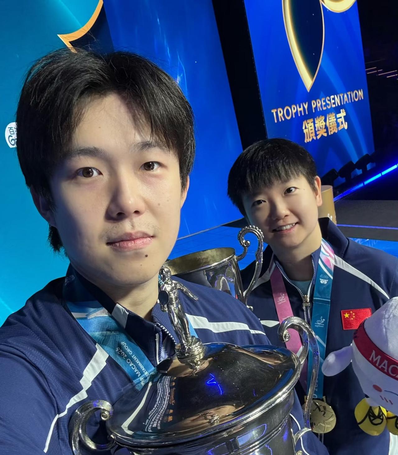 可算是看明白了看完三届世界杯冠军合照后发现孙颖莎除了王楚钦以外，她谁都指挥