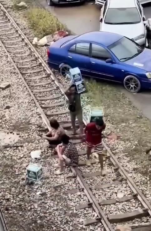 泰国警方逮捕了六名男子，他们涉嫌在合艾火车站闯入一个货运集装箱，并在洪灾期间盗窃