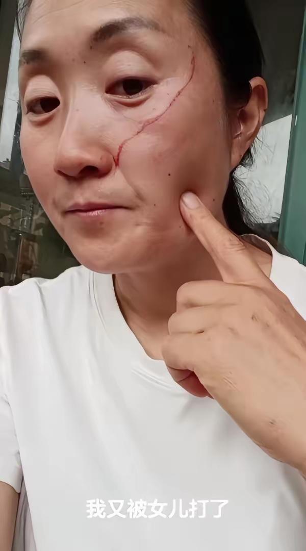 一言难尽！一位妈妈在网上哭诉。高考刚结束，中午她做了饭，把睡觉的女儿吵醒了。孩子