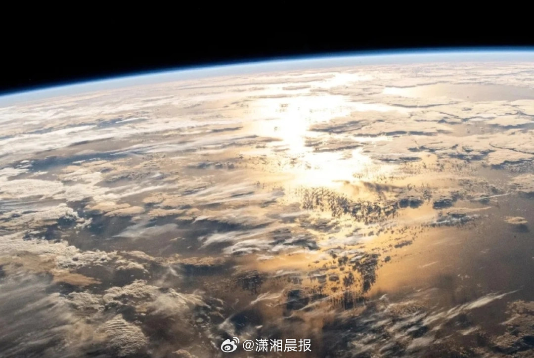 【太阳系危机？#科学家预测几十亿年后太阳吃掉地球#】一颗路过的恒星会与我们的太阳