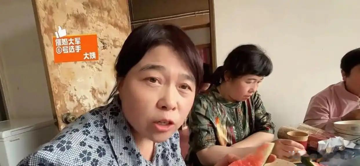 北大博士，年薪百万，就因为她没结婚，大姨一句“啥时候喝喜酒”，她筷子一撂起身就
