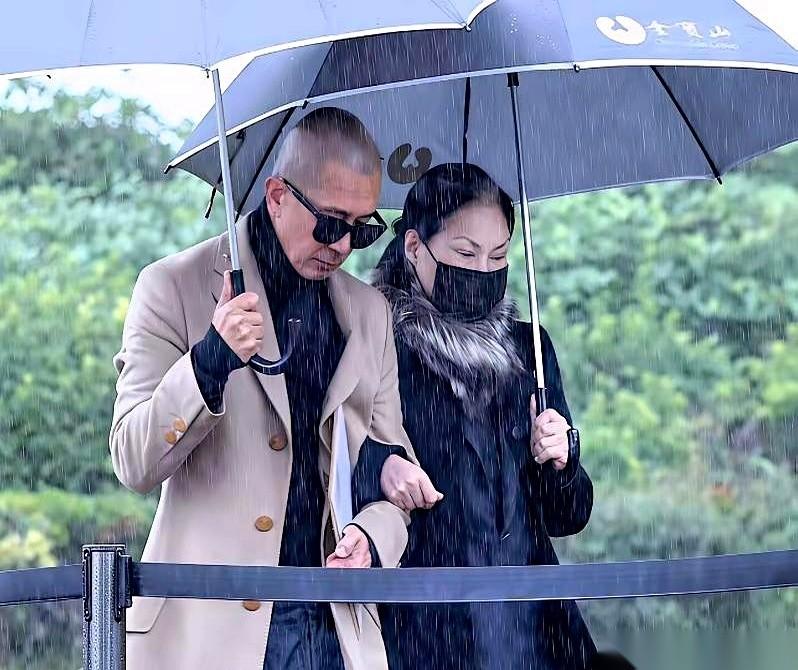 一年了。整整一年了。两个孩子，连妈妈埋在哪儿都不知道。我有时候真的搞不懂有