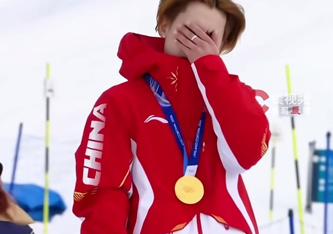 苏翊鸣大哭不是因为输了也不是因为受伤了，而是他摘得冬奥首金，看了全程他真的很