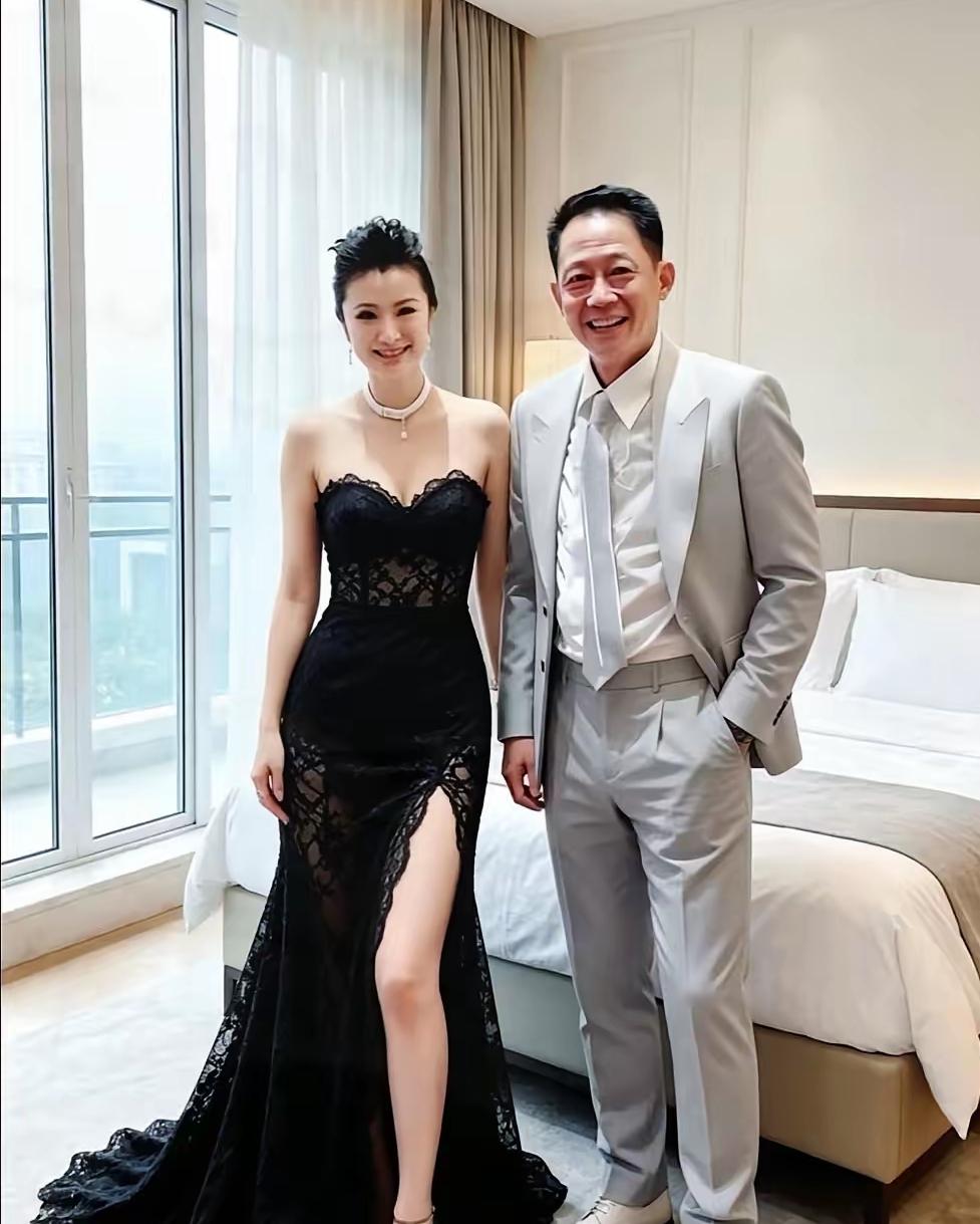 论长相、论性格，王志文都不算世俗意义的完美男人，棱角强硬、个性孤傲，完全不居家。