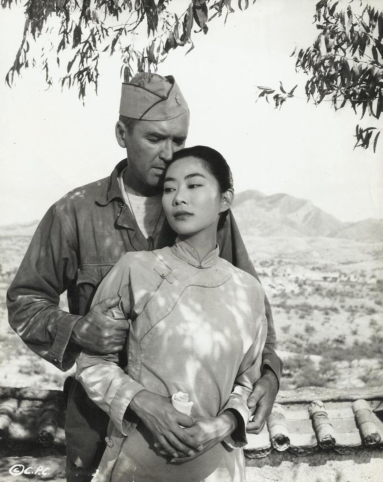 照片拍摄于1960年前后，是奥斯卡影帝詹姆斯·斯图尔特和33岁的华裔演员卢燕。当