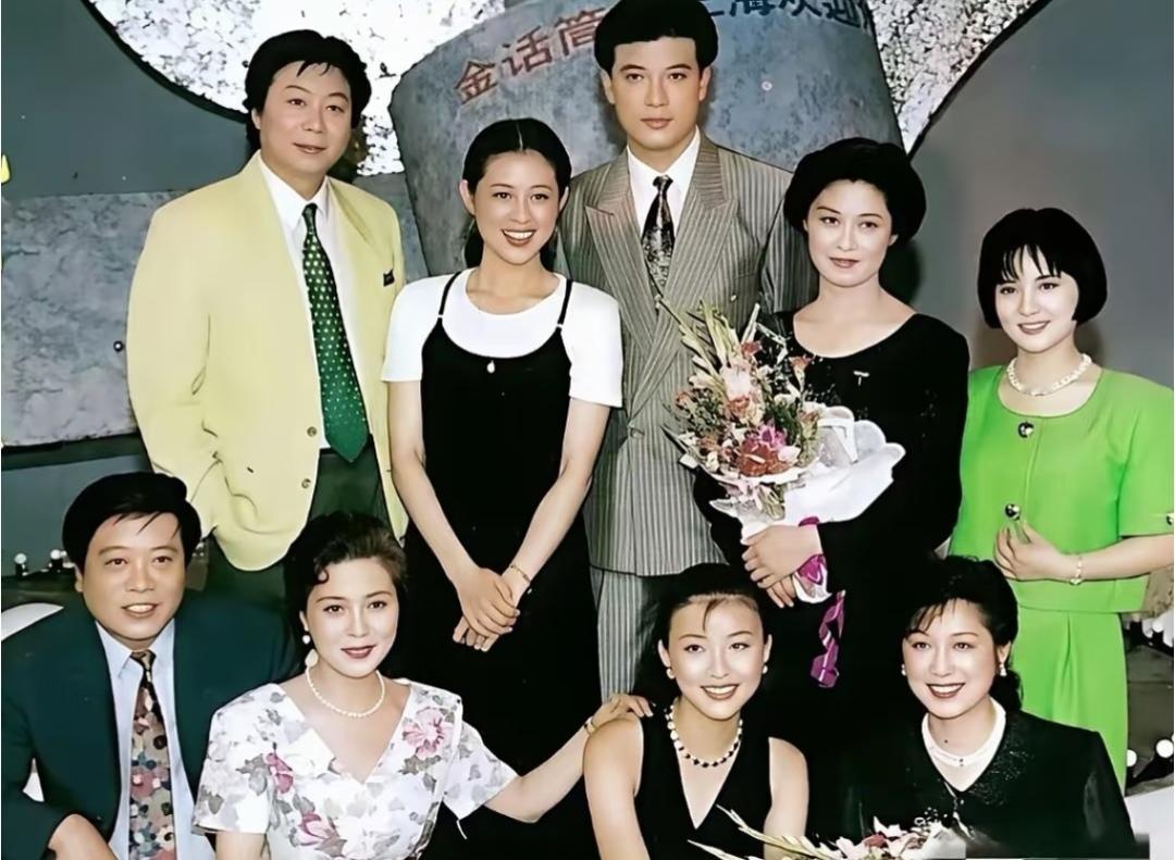 这张是1994年金话筒奖活动的老合影，全是当年家喻户晓的主持人。一眼就看到赵忠祥