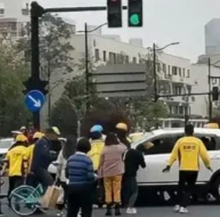 上海街头1分钟抬车刷屏：200元不是酬劳，是普通人最体面的双向温柔上海一司