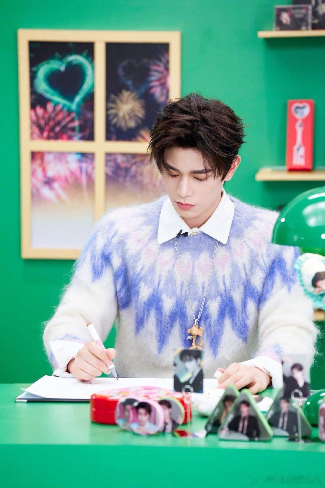 丁禹兮素颜0帧开唱在追求极致包装的娱乐时代，丁禹兮的“素颜0帧”直播像一股清流