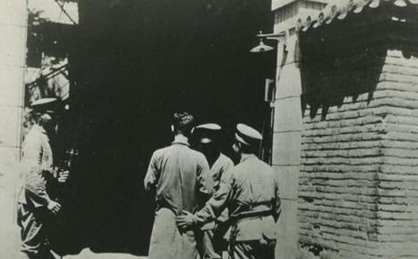 1940年，一侦查员被伪军围捕，情急之下，他跑到一户人家门口，哀声请求道：“大娘