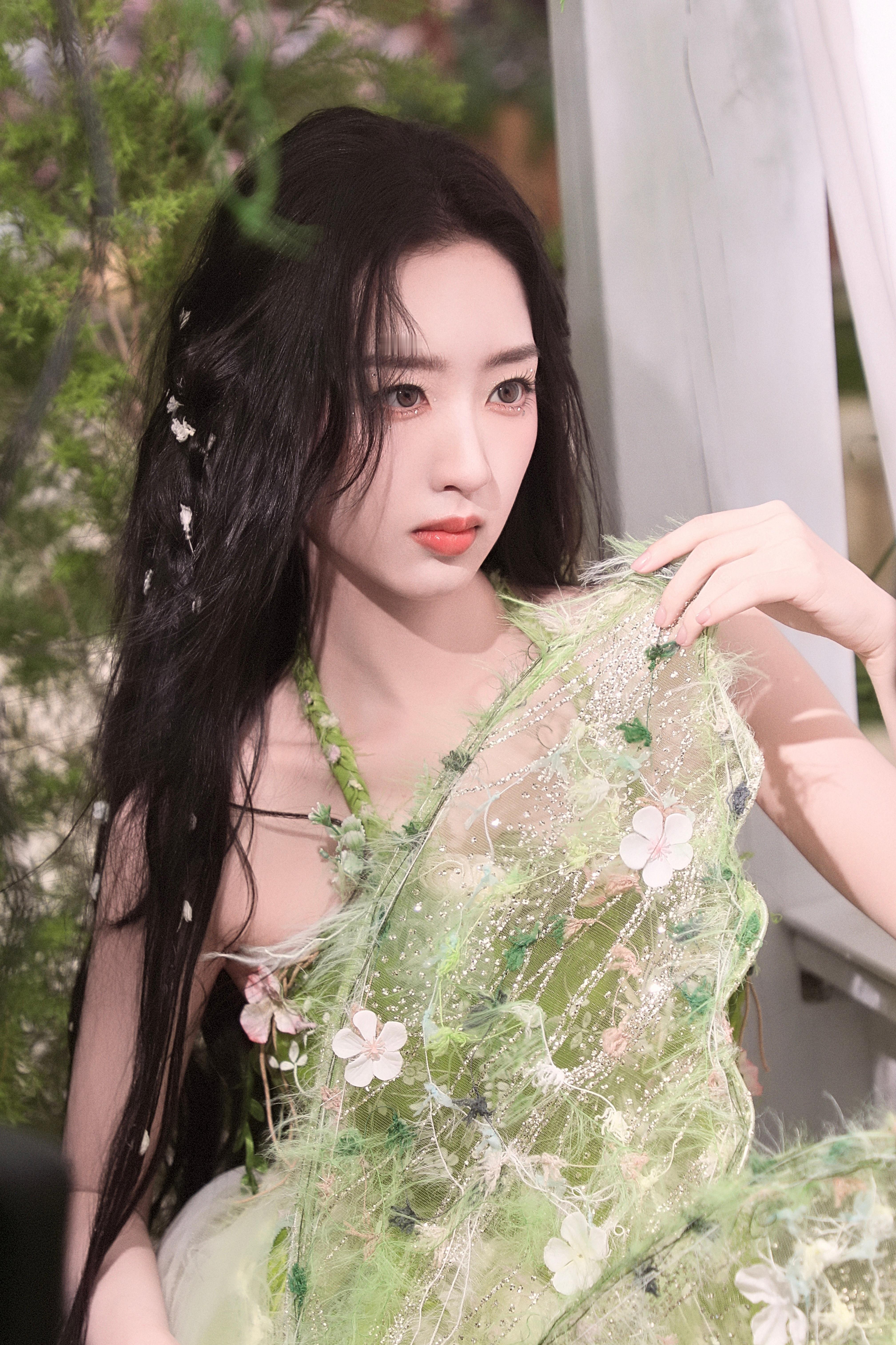 邓恩熙看得出她是精灵邓恩熙是精灵本灵吧！薄纱翅膀配丝绸绿裙，完全绿野仙踪里跑出