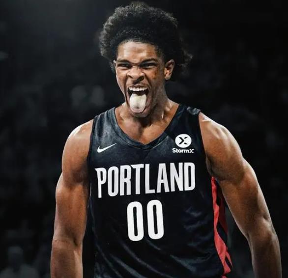 根据NBA著名记者埃文·赛德里报道，开拓者队愿意加入交易，成为凯尔特人队和雄鹿队