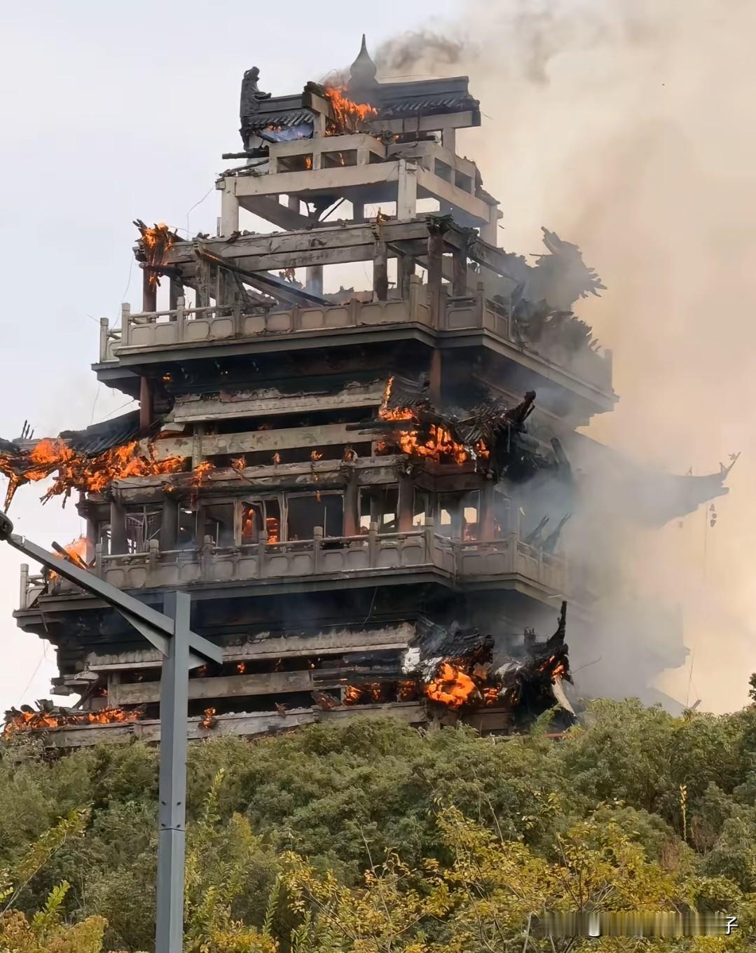 看到永庆寺大火后露出混凝土框架！查了一下，原来是有历史原因的，寺庙虽始建