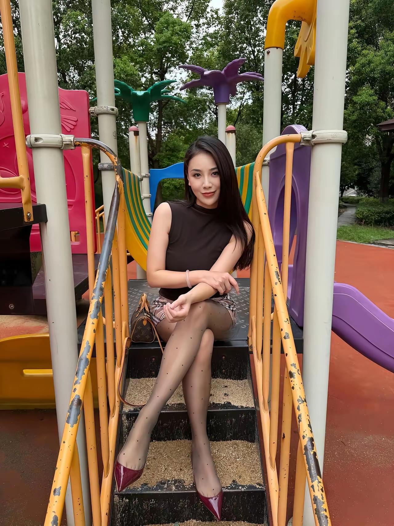 这腿绝对是极品，虽然看着人也就160的样子，但是丝毫不影响这细长直的美腿既视感！