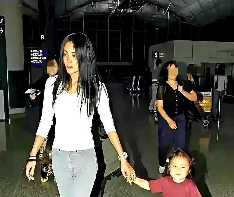 张柏芝总说自己的婚姻过得太苦。当年那张被谢霆锋指着鼻子的照片里，她瞪大的
