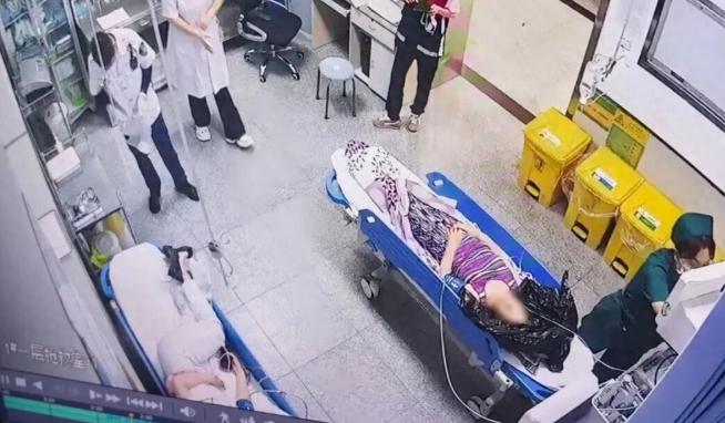 “太吓人了！”7月29日，辽宁大连，一家人在室内吃炭火烧烤，因为天气闷热，所以他