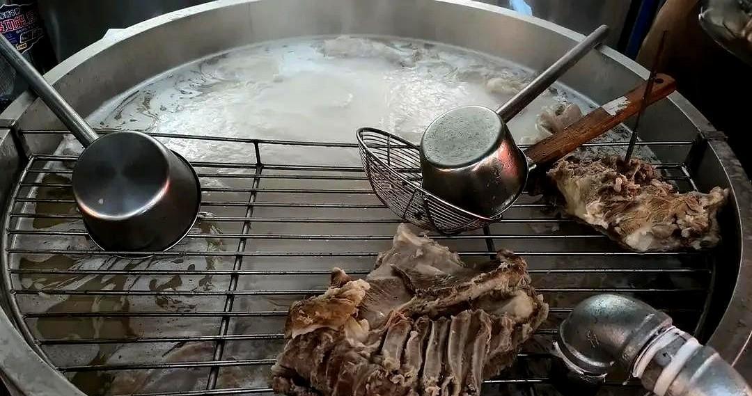 八块一碗的羊汤，真有人敢干。李帅峰把老洛阳面馆的招牌砸了，换上“安喜羊汤馆”，