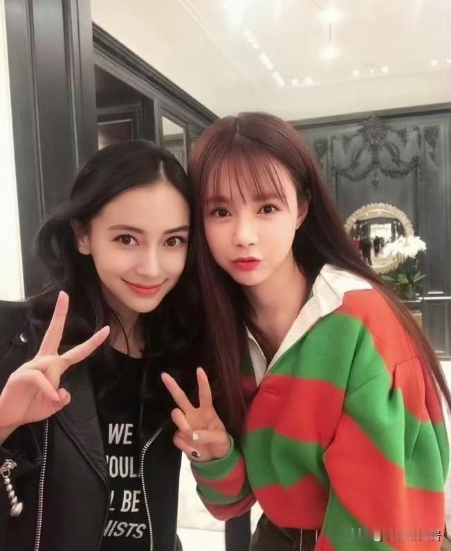 我一直觉得她很美，只是被搞笑掩盖了她的美貌而已，不信你看她和杨颖在一起拍照也