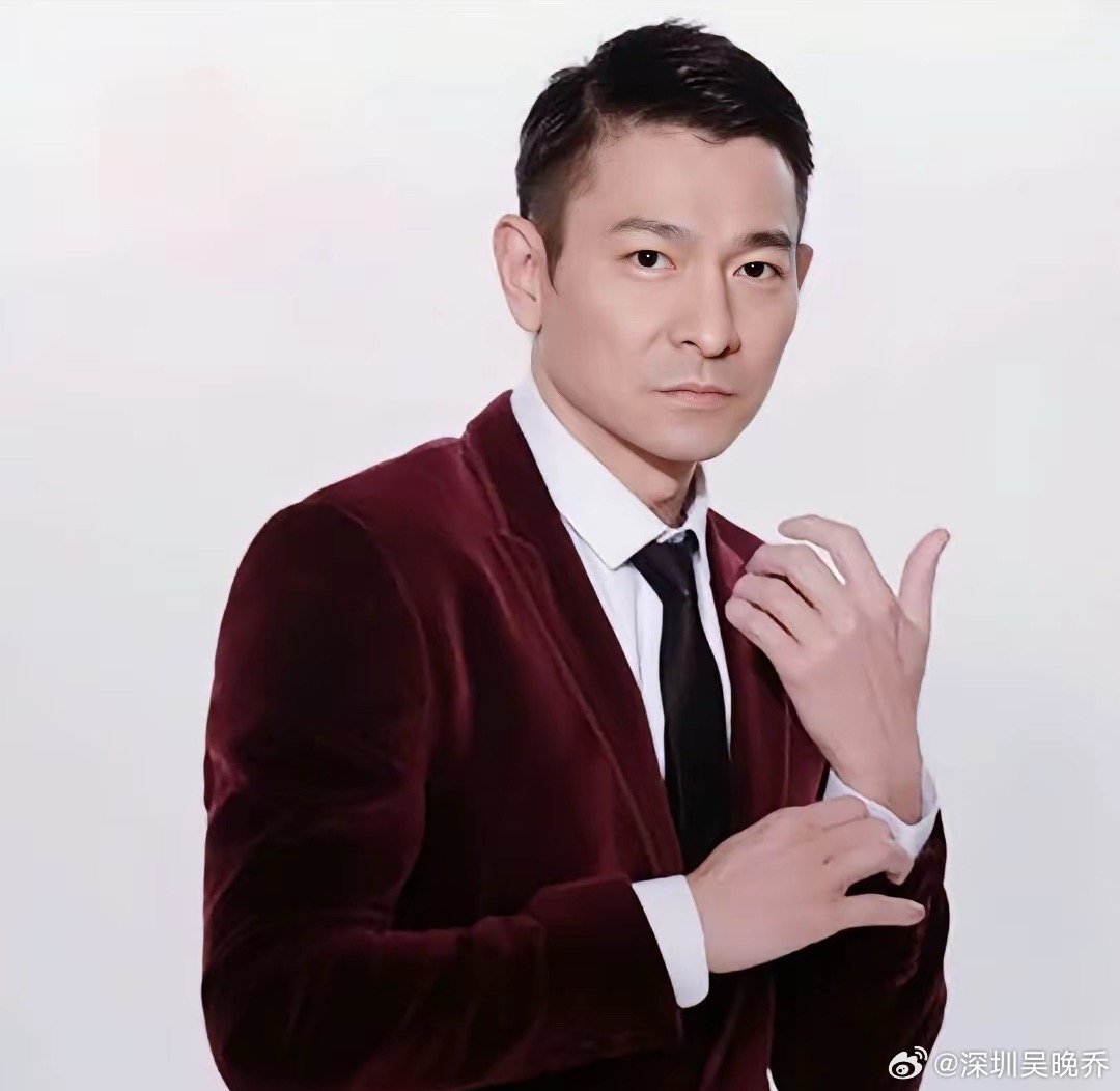 吴京问刘德华:“你一天喝多少杯咖啡？”刘德华说:“我一天喝二十几杯咖啡。”吴京十