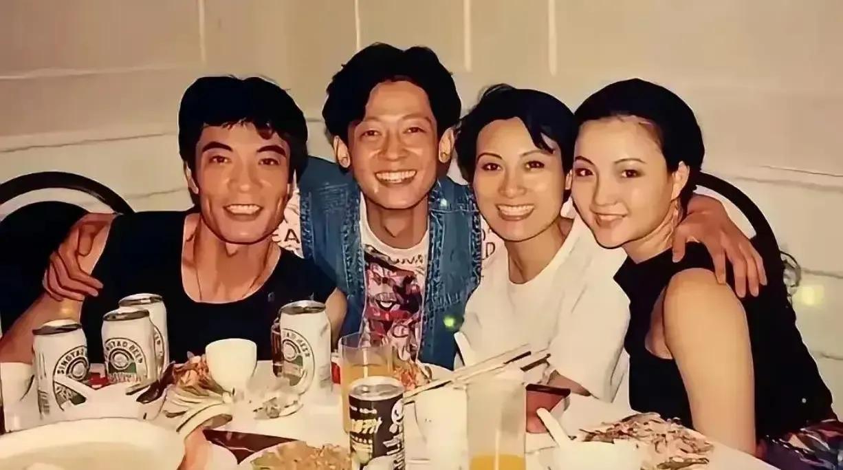 这是上世纪九十年代，作为当红演员的王子文与朋友刘威及两位女性朋友，在饭店聚餐时的