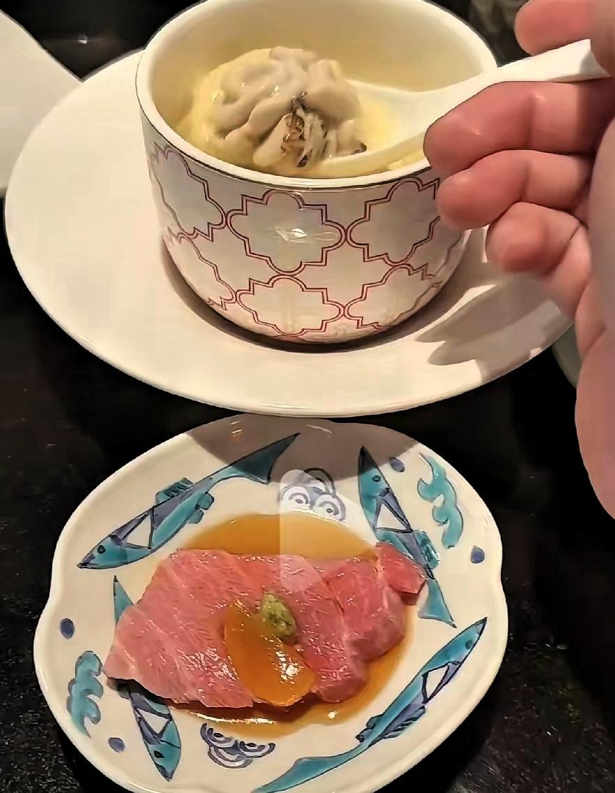 最近汪小菲老往台湾跑，为了看孩子，玥儿和霖霖嘛。他工作很忙，但总惦记着孩子，大