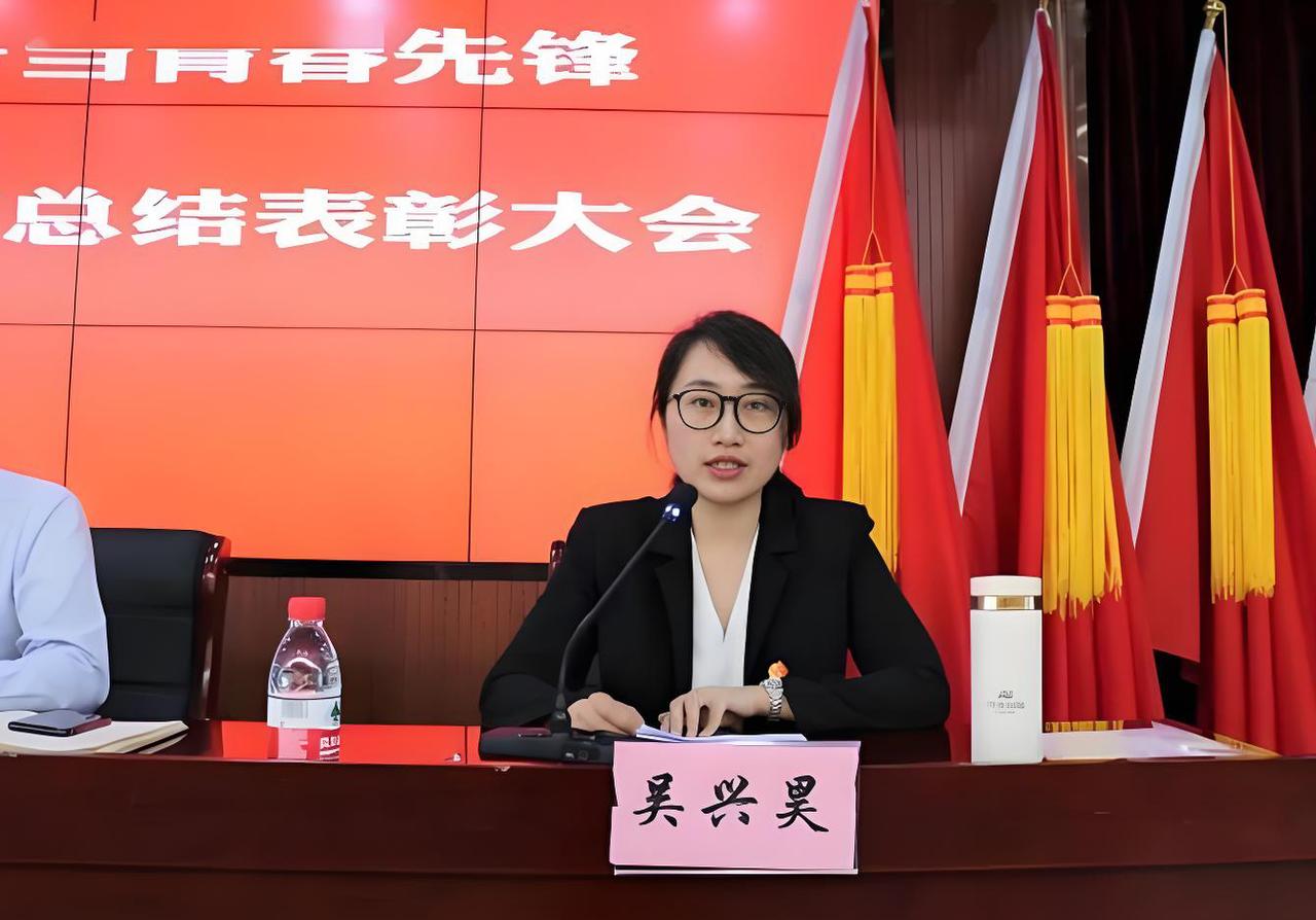 朋友住在浙江杭州市西湖区文新街道，今天听他说文新街道综合办公室主任吴美女上了热搜