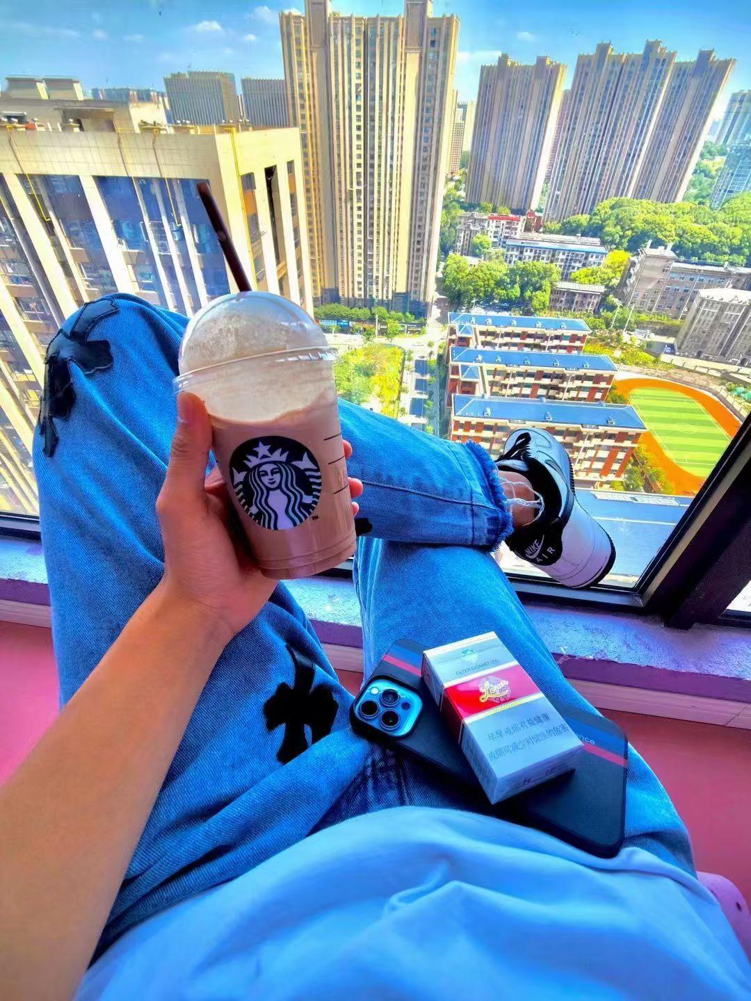 说实话，有时候在网上看到那些阴阳怪气的言论，真想顺着网线过去给两脚。14亿人