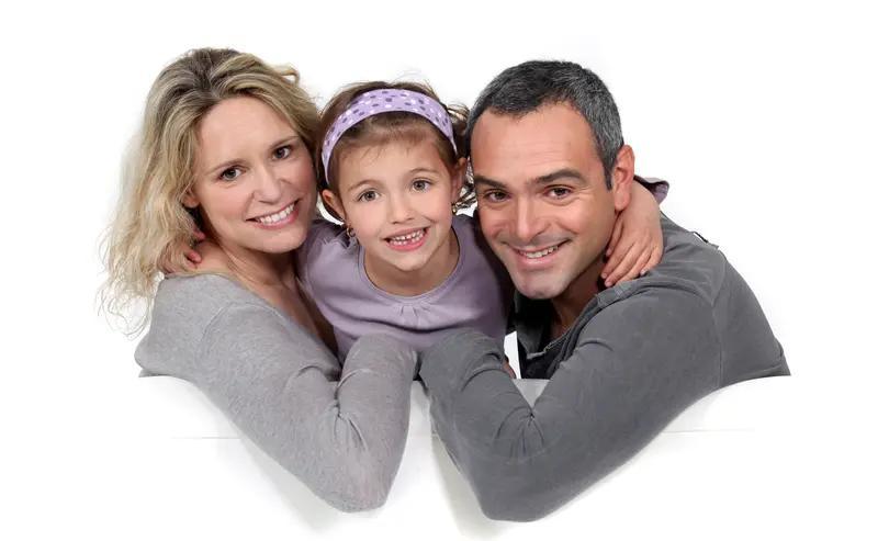 凌晨三点，你摸黑爬上丈夫的床。指尖刚触到他后腰的皮肤，那里的肌肉瞬间绷紧。你