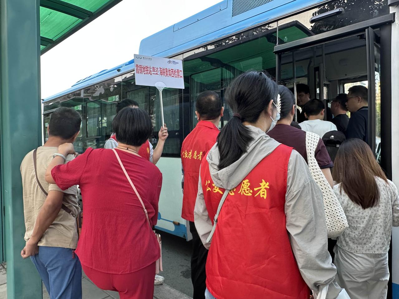 闽超首战，福州地铁广受好评。从站内随处可见的“小茉莉”服务台，免费热水、便民药箱