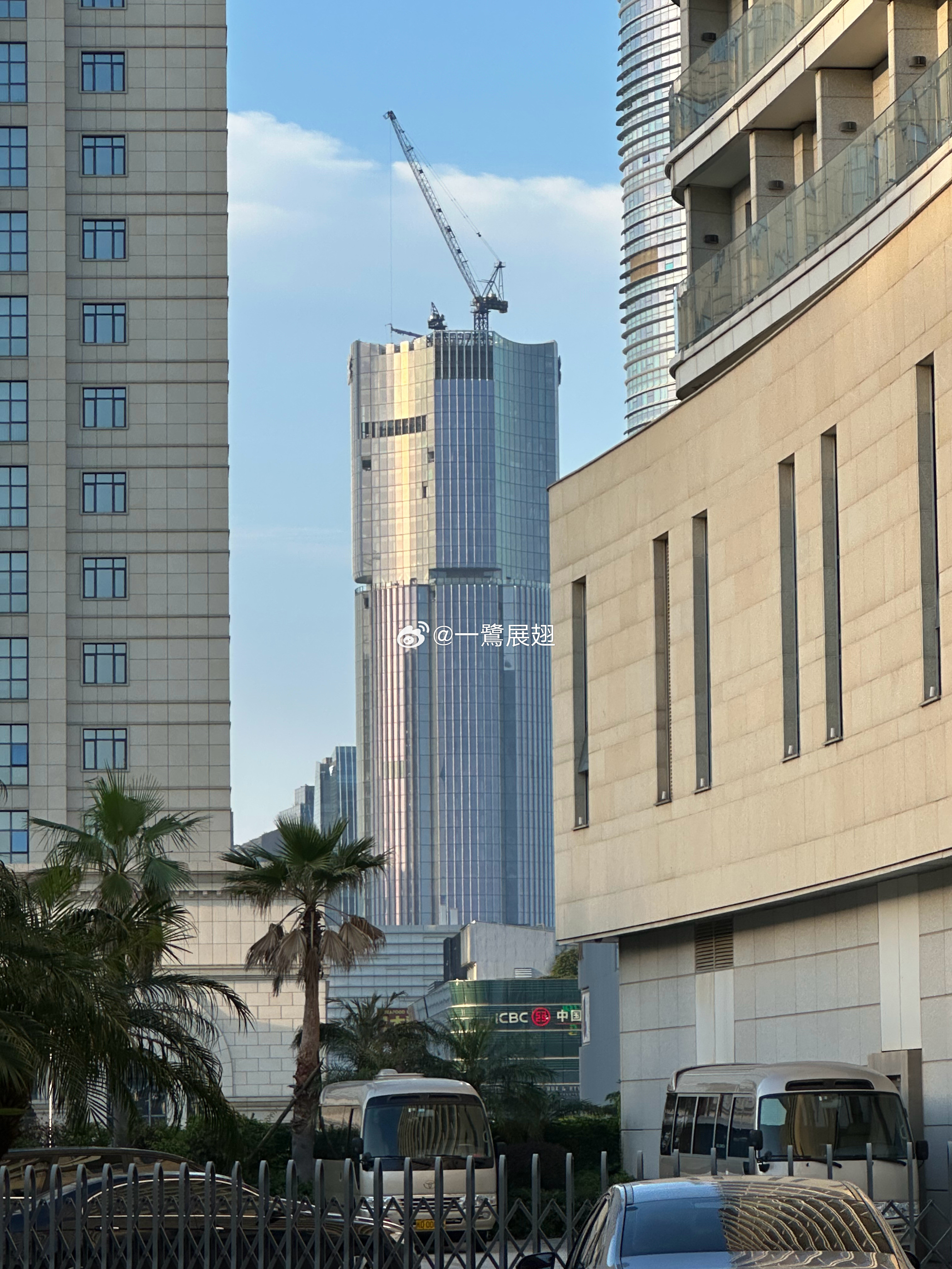 厦门城建厦门国际银行新总部的新邻居华西鹭洲10号楼昨日封顶，这也是国际商务核心