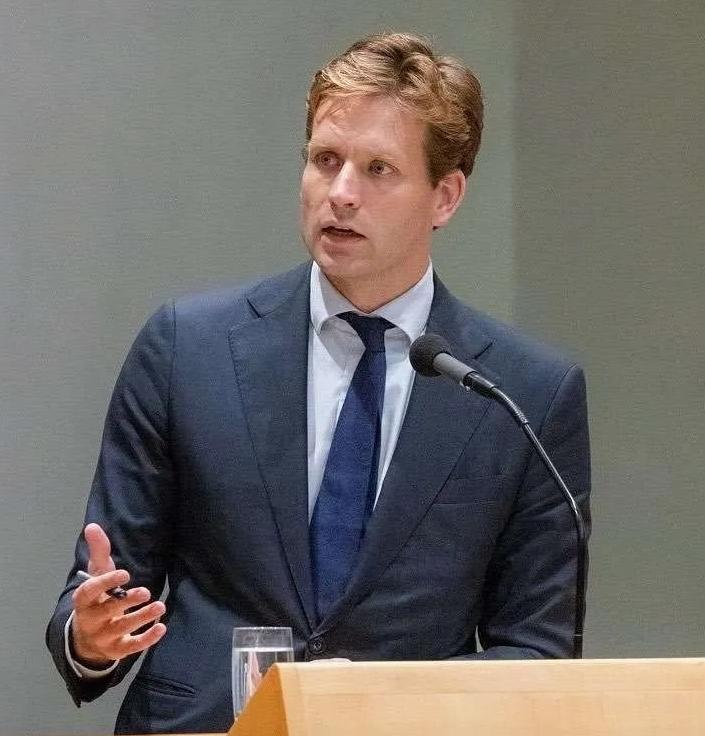 荷兰这波操作真是又当又立！抢的时候嚣张跋扈，现在发现掐不动中国脖子，立马跪着说“