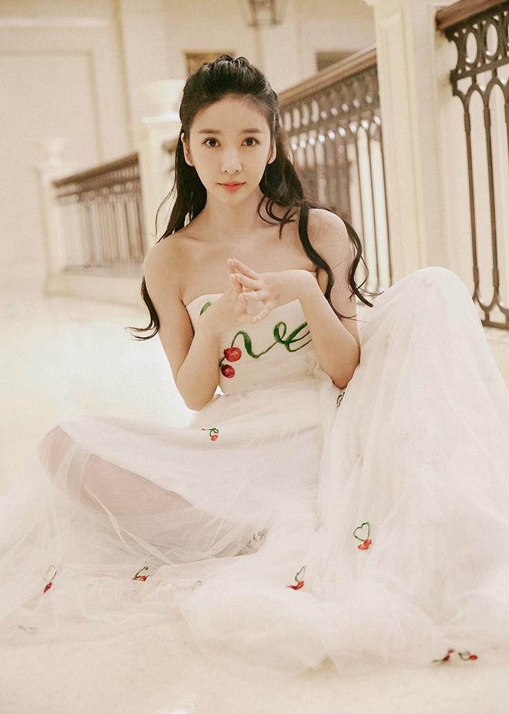 王小橙的美自带清新灵气，是兼具邻家感与角色适配力的独特风格。从外形来看，她的