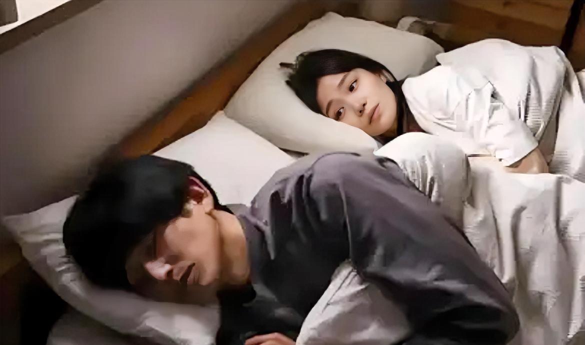中年夫妻，多过“禁欲”生活。一位资深婚姻咨询师指出，许多中年夫妻的亲密关