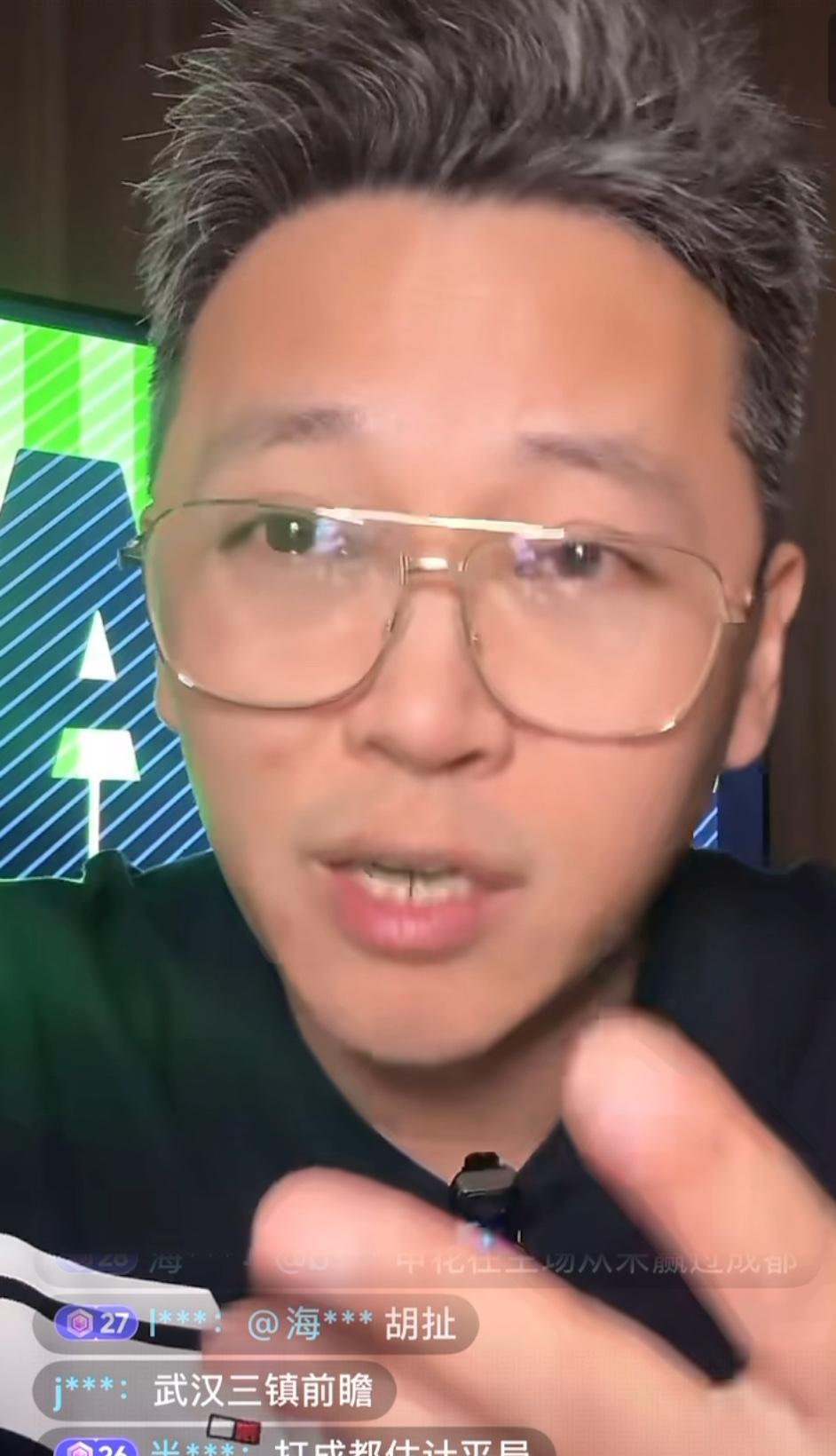 解说员周亮对成都蓉城主教练徐正源喊话了。他认为徐正源应该放下对上一份薪水的执念，