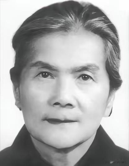 已经七十四岁高龄的她，佝偻着单薄的身子，枯瘦的双手止不住微微颤抖。当工作人员郑重
