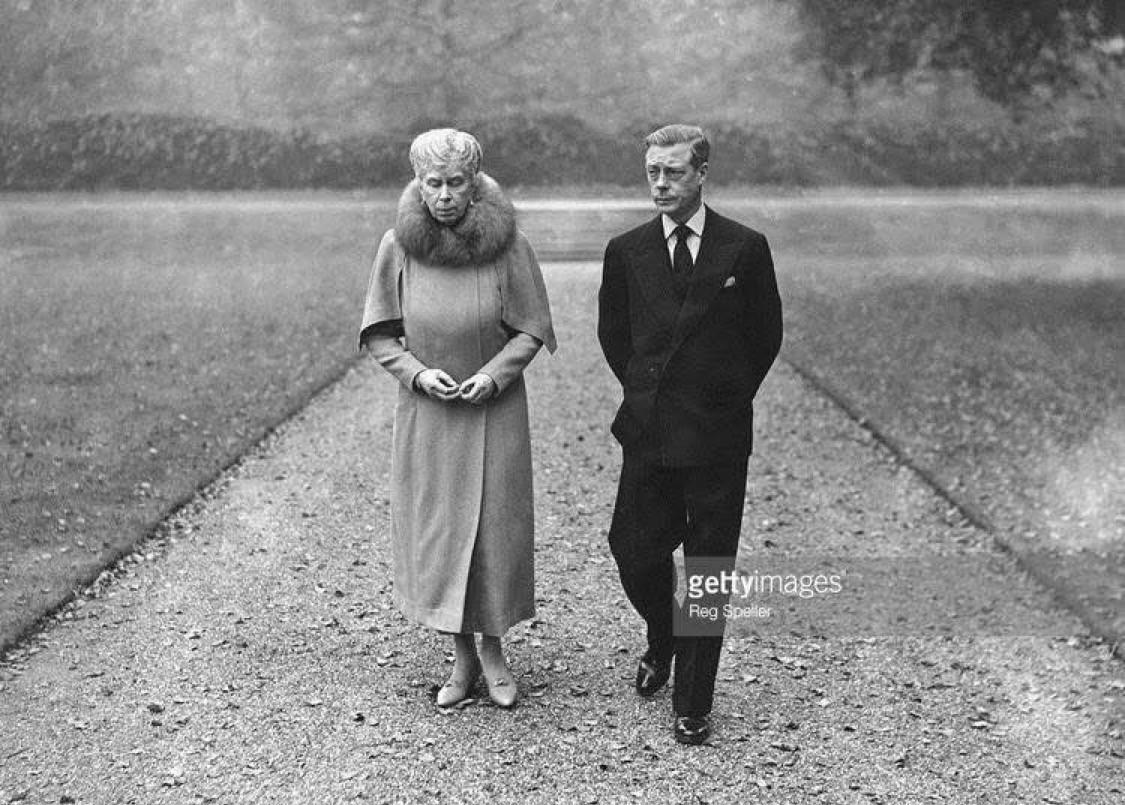 1945年：温莎公爵自结婚以来首次返回英国。看到他和他的母亲玛丽女王一起散步和
