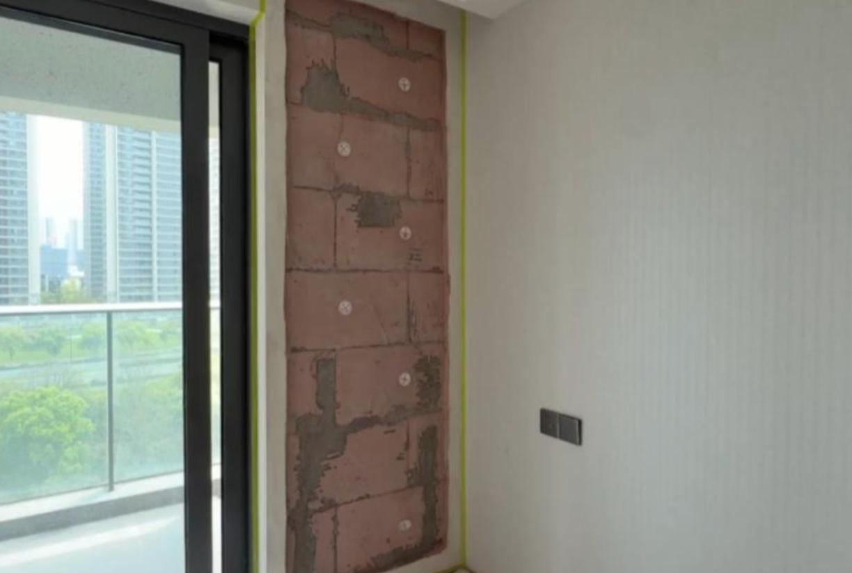 165万新房遭擅闯砸墙，密码未改竟成物业借口，安全感何在？花165万买的精装