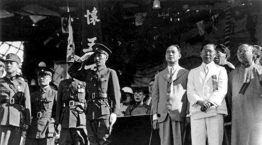 1935年11月1日，南京城的空气里还飘着秋末的凉，国民党四届六中全会的会场却像
