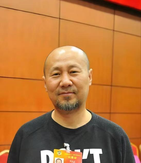 当年，腾格尔因为喝酒花了600多万，开的四个酒楼也倒闭了，妻子哈斯高娃直接离开了
